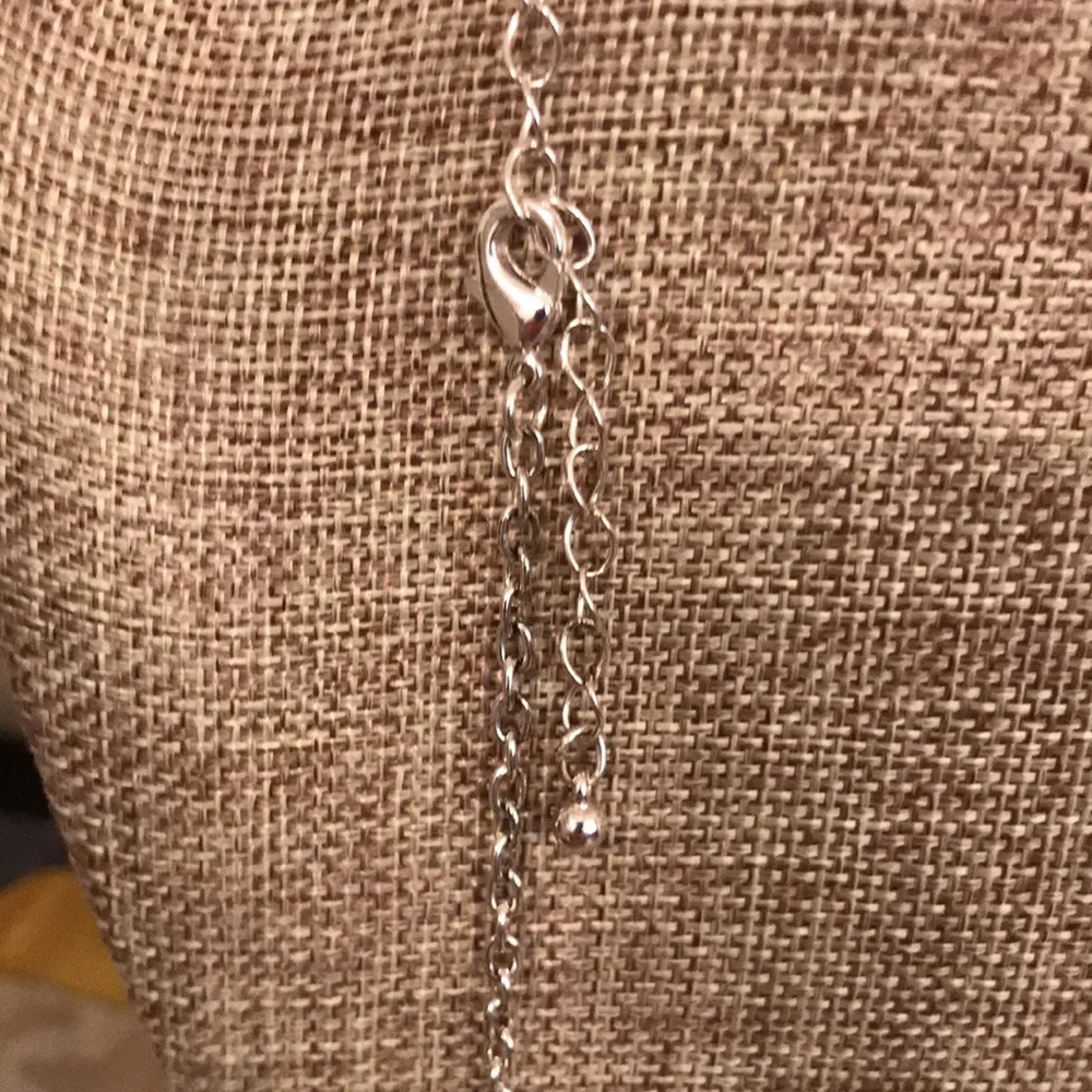 Silver-tone white flower and bead design necklace. Very cute! - Picture 7 of 8